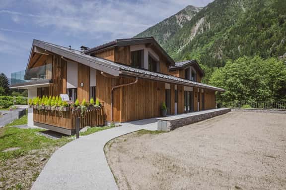 Scenic Family Escape in Chamonix Valley - Image 1