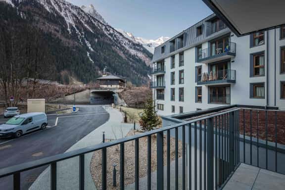 Stylish Mountain Stay With Balcony Views - Image 1