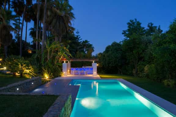 Luxury Golden Mile Villa with Private Pool - Image 1