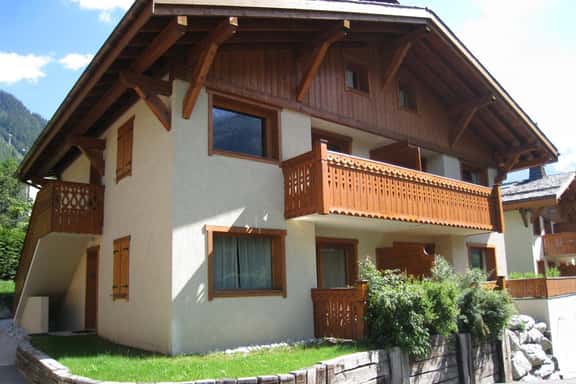 Bright Alpine Stay With Mountain Views - Image 1