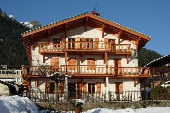 Contemporary Alpine Escape With Scenic Views - Image 1