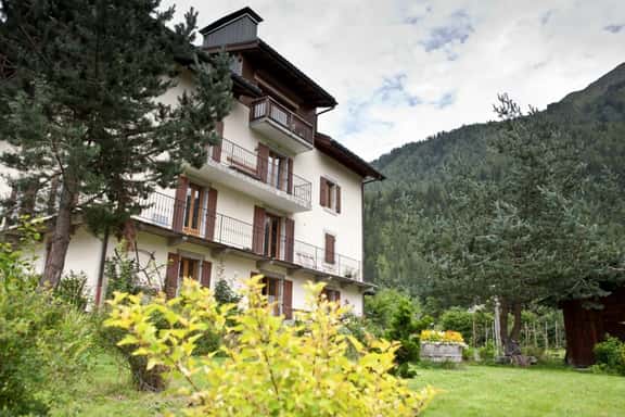 Traditional Alpine Stay Near Ski Slopes - Image 1