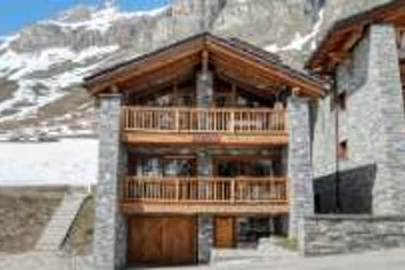 Stylish Chalet Overlooking Snowy Mountain Peaks - Image 1