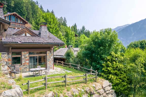 Comfortable Alpine Home Near Ski Slopes - Image 1