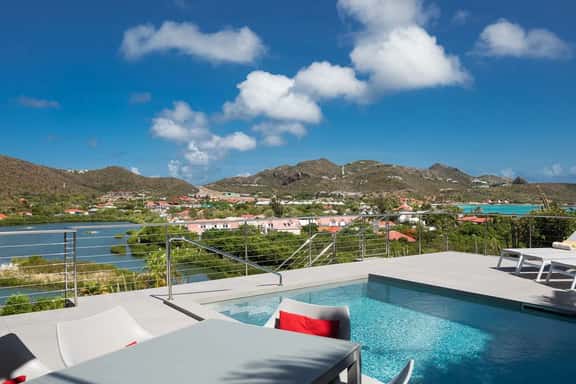 Luxury Stay With Scenic Island Views - Image 1