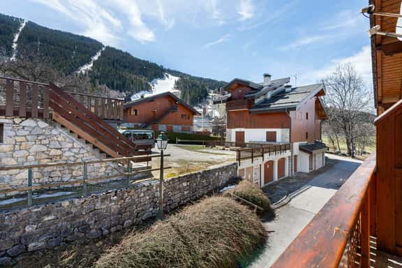 Family-friendly Chalet With Scenic Mountain Views - Image 1