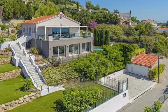 Modern Coastal Retreat With Private Pool - Image 1