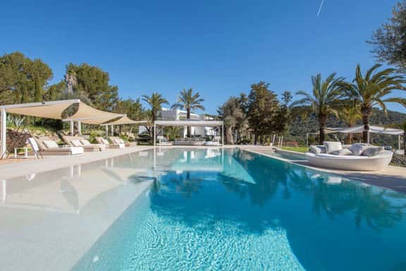 Premium Villa With Private Gated Grounds - Image 1