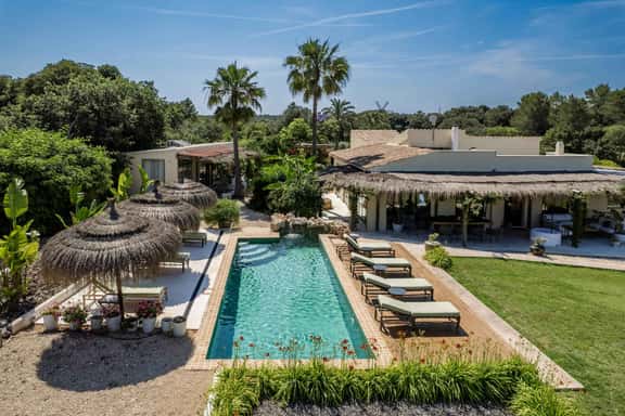 Luxurious Countryside Retreat With Infinity Pool View - Image 1