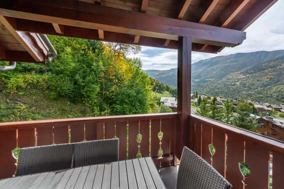 Traditional Mountain Apartment With Terrace - Image 1