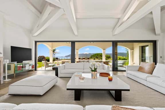 Exclusive Mediterranean Estate Near Pampelonne Bea - Image 1