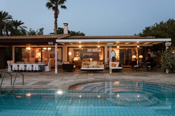 Beachfront Luxury Villa with Private Beach - Image 1