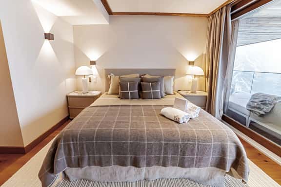 Luxury 2BR Mountain View Apartment with Balcony - Image 1