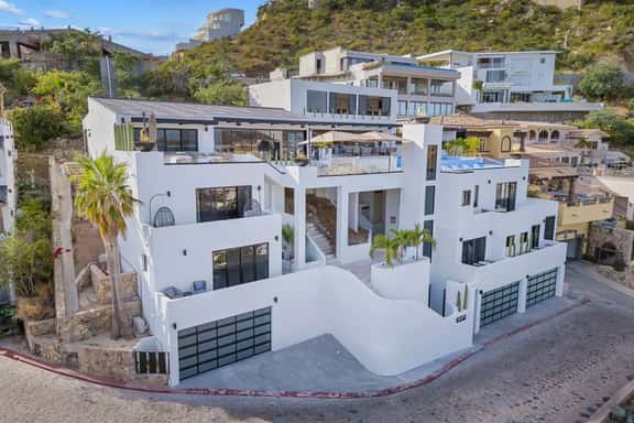 Spacious Luxury Villa With Eight Suites - Image 1