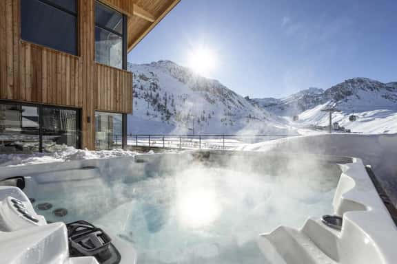 Spacious Tignes Apartment With Private Jacuzzi - Image 1