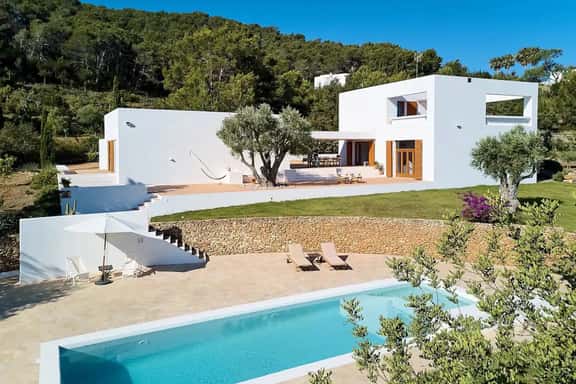 Sea View Villa With Four Bedrooms - Image 1