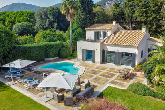 Charming Countryside Retreat With Private Pool - Image 1