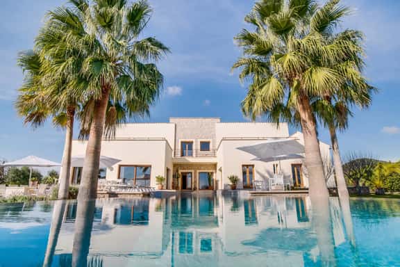 Countryside Retreat With Infinity Saltwater Pool - Image 1