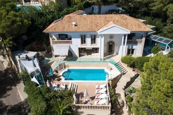 Spacious Coastal Villa With Outdoor Entertainment - Image 1