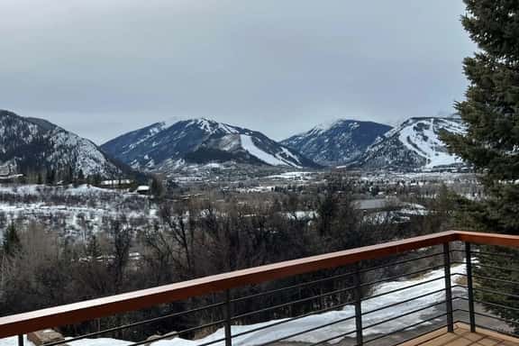 Aspen Mountain Views and Private Deck - Image 1