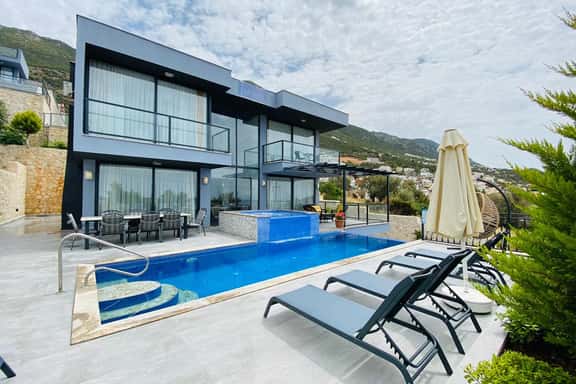 Panoramic Seaviews From Private Infinity Pool - Image 1