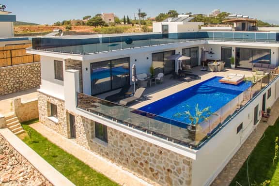 Contemporary Retreat With Jacuzzi and Seaviews - Image 1