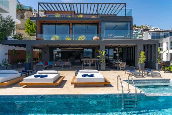Elegant Sea View Villa With Sauna - Image 1