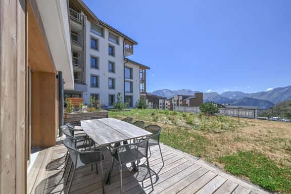 Luxury Apartment With Panoramic Mountain Views - Image 1