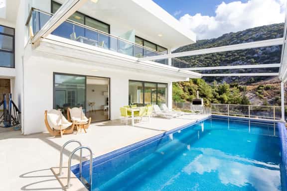 Peaceful Villa With Sauna and Jacuzzi - Image 1