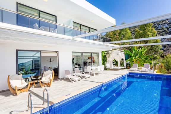Secluded Vineyard Villa With Heated Pool - Image 1