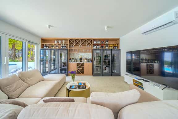Spacious Retreat With Four Private Bathrooms - Image 1