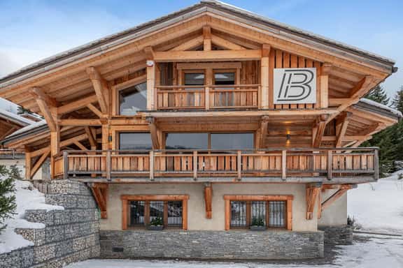 Mountain View Chalet With Indoor Jacuzzi - Image 1