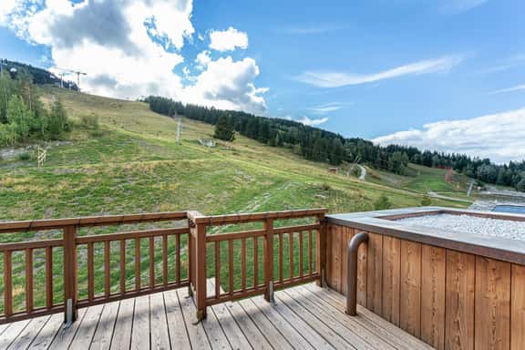 Premium Mountain View Ski Apartment - Image 1