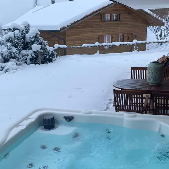 Luxurious Flat with Jacuzzi & Sauna - Image 1