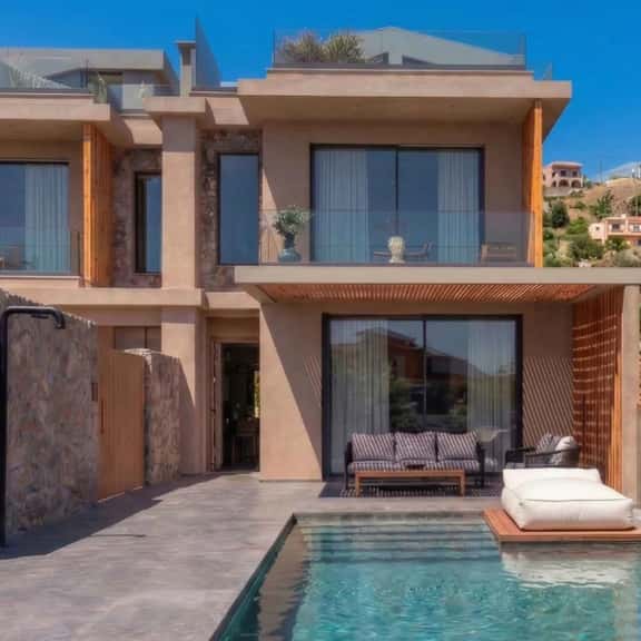 Beachfront Villa With Heated Pool in Crete - Image 1