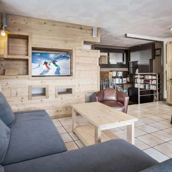 Bright Mountain Apartment With Balcony Views - Image 1