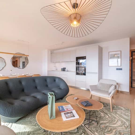 Bright and Modern Alpine Apartment Stay - Image 1