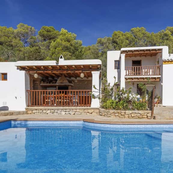 Coastal Countryside Retreat with Pool - Image 1