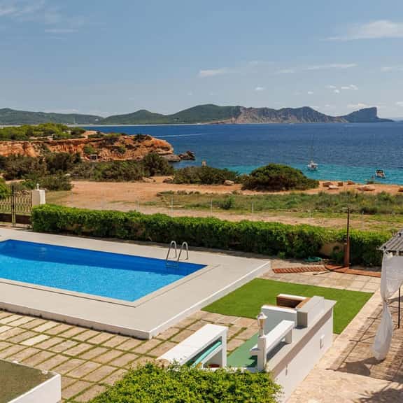 Coastal Family Villa With Pool - Image 1