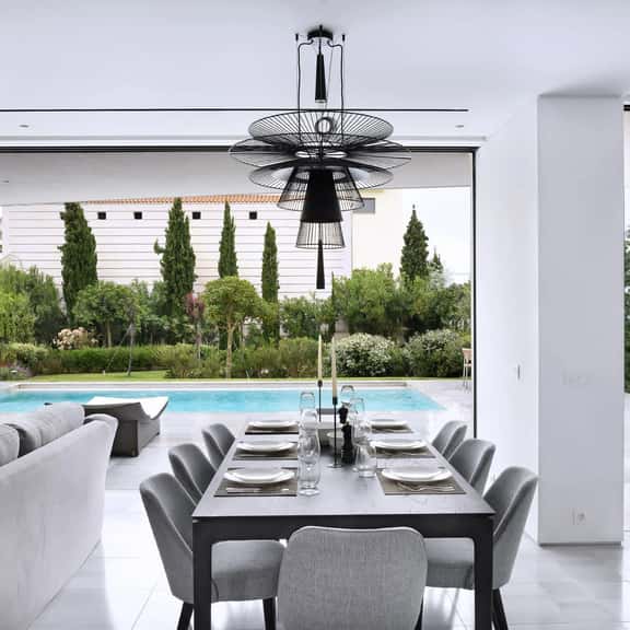 Contemporary Oceanfront Villa Stay - Image 1