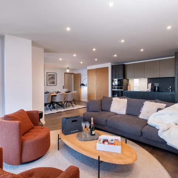 Cozy Alpine Apartment With Peak Views - Image 1