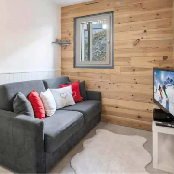 Cozy Ski Apartment With Mountain Charm - Image 1