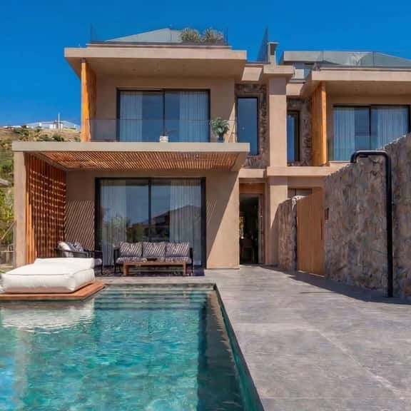 Elegant Beachfront Villa With Pool and Views - Image 1