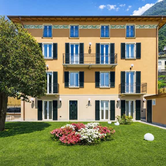 Lakefront Living With Private Garden - Image 1