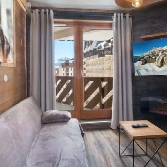 Modern Ski Apartment With Balcony Views - Image 1