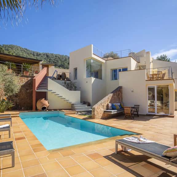 Relaxed Countryside Stay with Stunning Sunsets - Image 1
