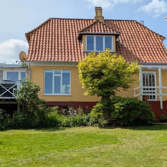 Relaxing Village Retreat Near Rocky Shore - Image 1