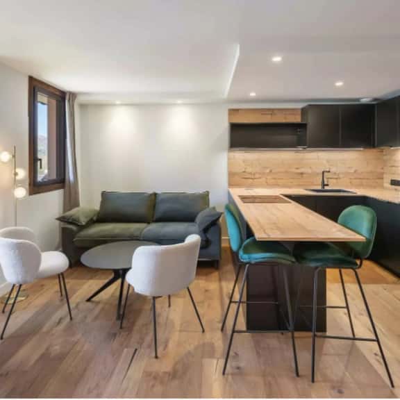 Stylish Alpine Apartment Walk to Slopes - Image 1