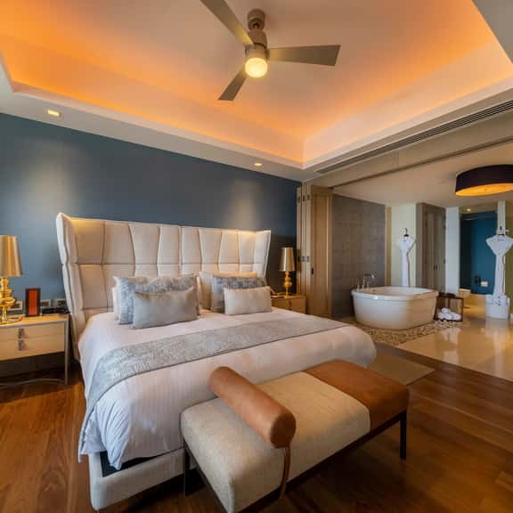 Beautiful Beachfront Penthouse with Infinity Pool - Image 1