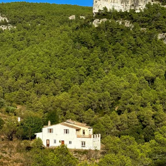Secluded Mountain Stone House Nature Retreat - Image 1